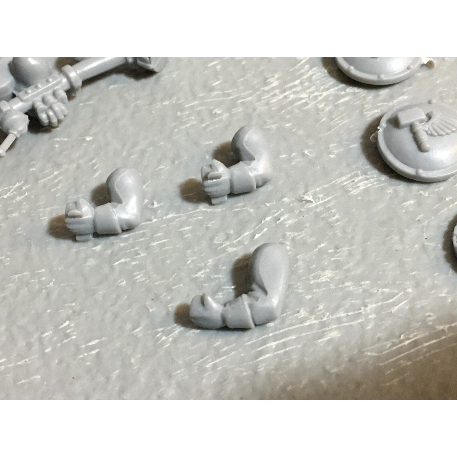 A23403 WARHAMMER FANTASY DWARFS BITS LOT WARRIORS MIXED SHIELD BANNER ARM HAND