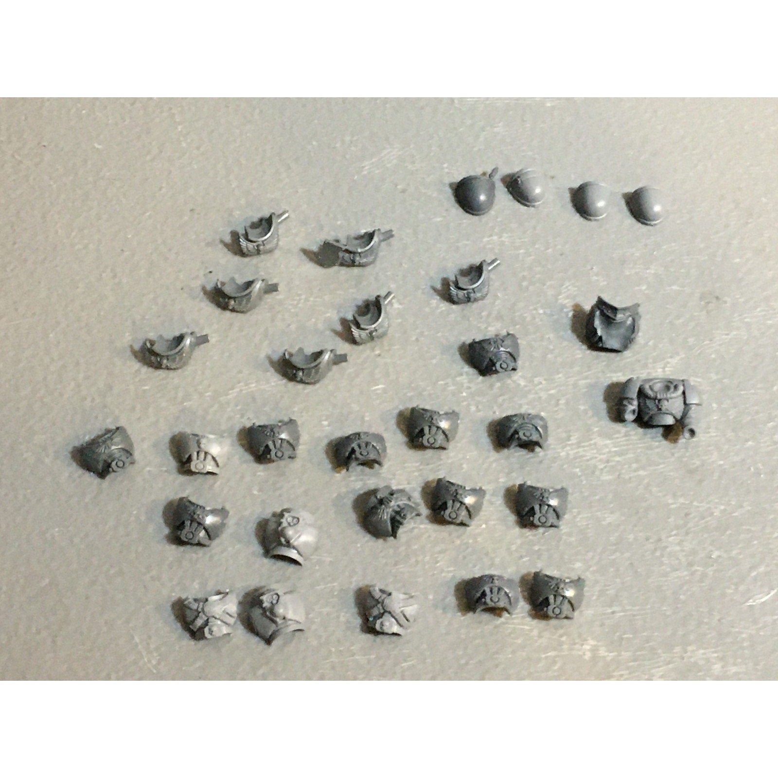 A29448 WARHAMMER 40K SPACE MARINES BITS LOT TORSO PARTS SHOULDER PADS GW