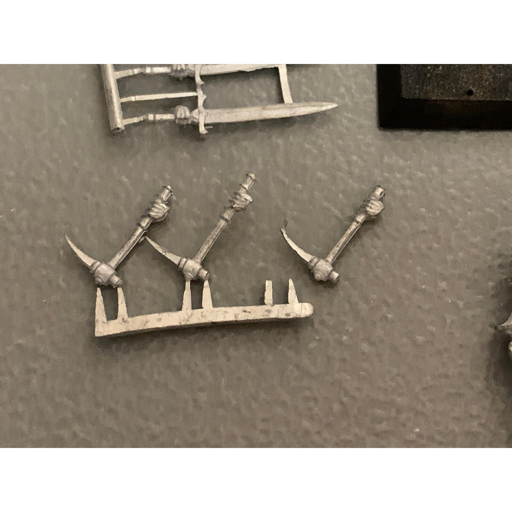 A10497 RACKHAM CONFRONTATION METAL OOP GUARDS OF ALAHAN