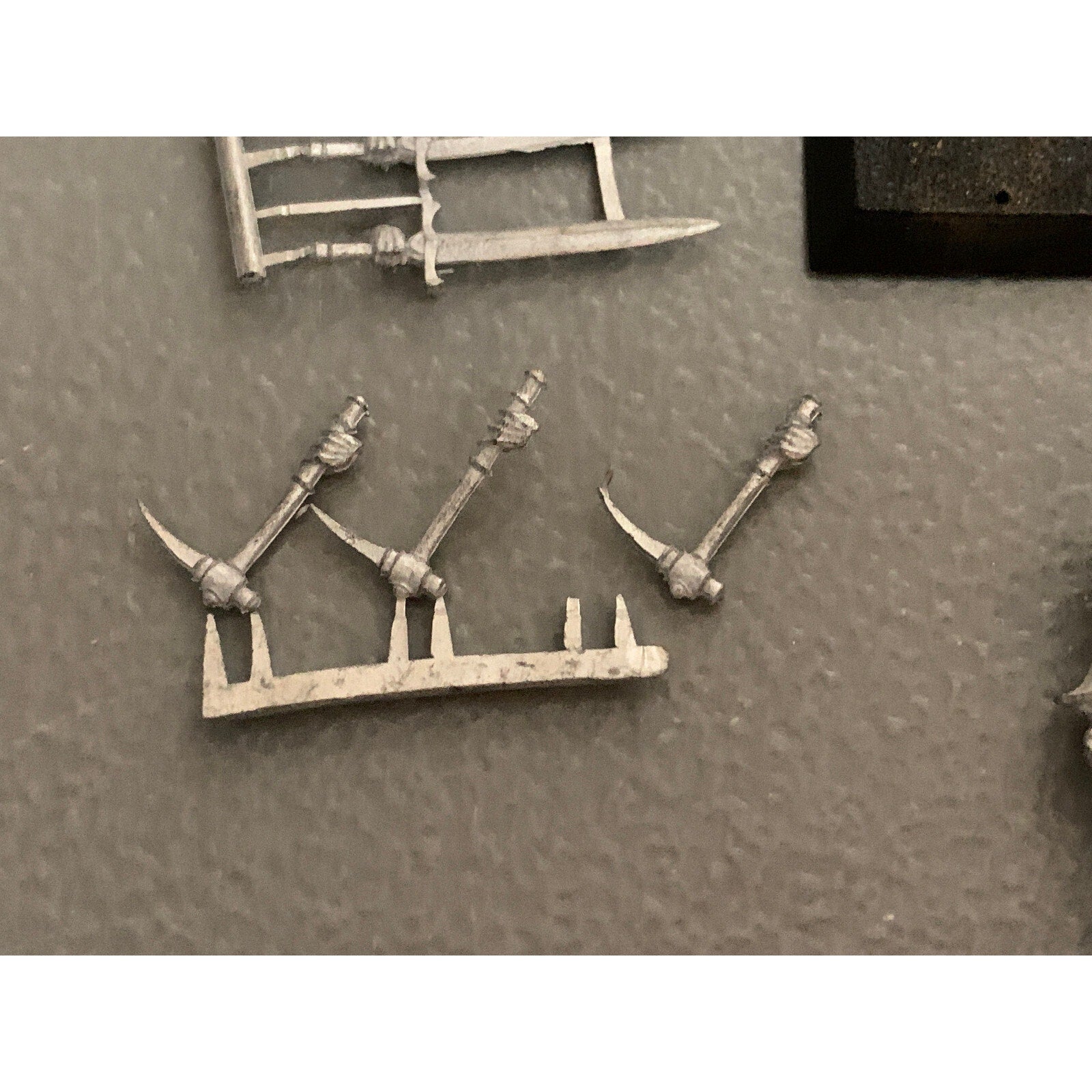 A10497 RACKHAM CONFRONTATION METAL OOP GUARDS OF ALAHAN