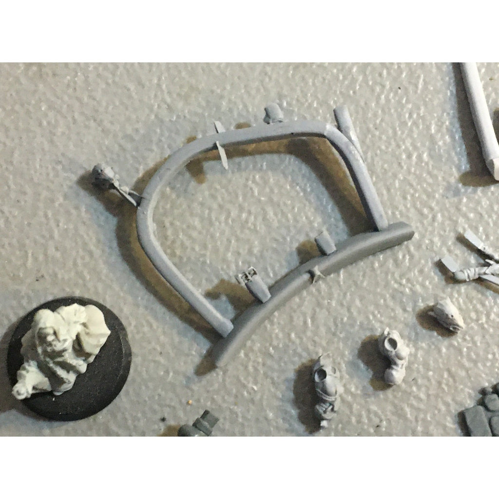 A32587 UNKNOWN PLASTIC MINIATURES BITS LOT SPACE SOLDIER MECH FEET ELF HEADS