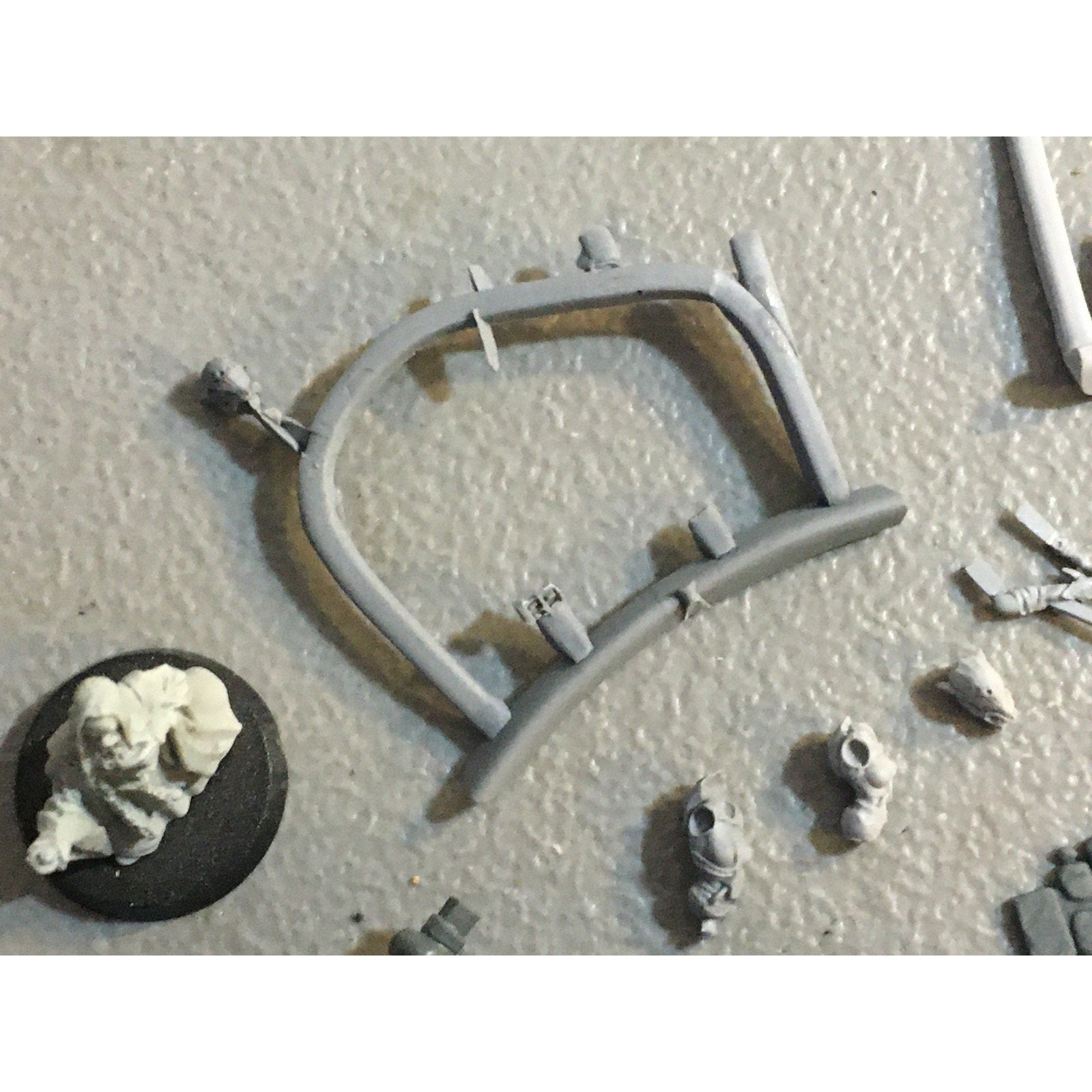 A32587 UNKNOWN PLASTIC MINIATURES BITS LOT SPACE SOLDIER MECH FEET ELF HEADS