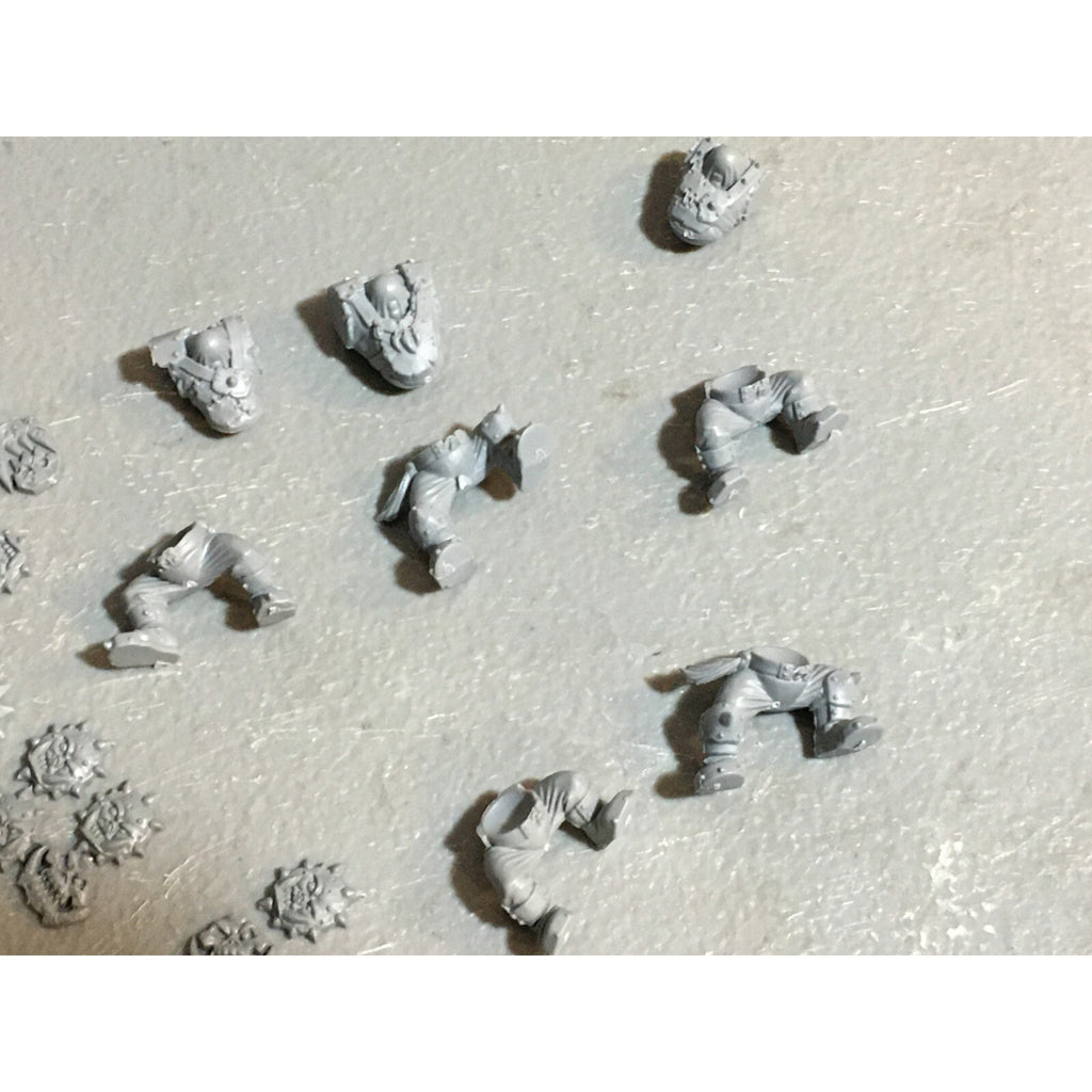 A23397 WARHAMMER FANTASY ORCS & GOBLINS BITS LOT ORC TORSOS LEGS ICONS GW