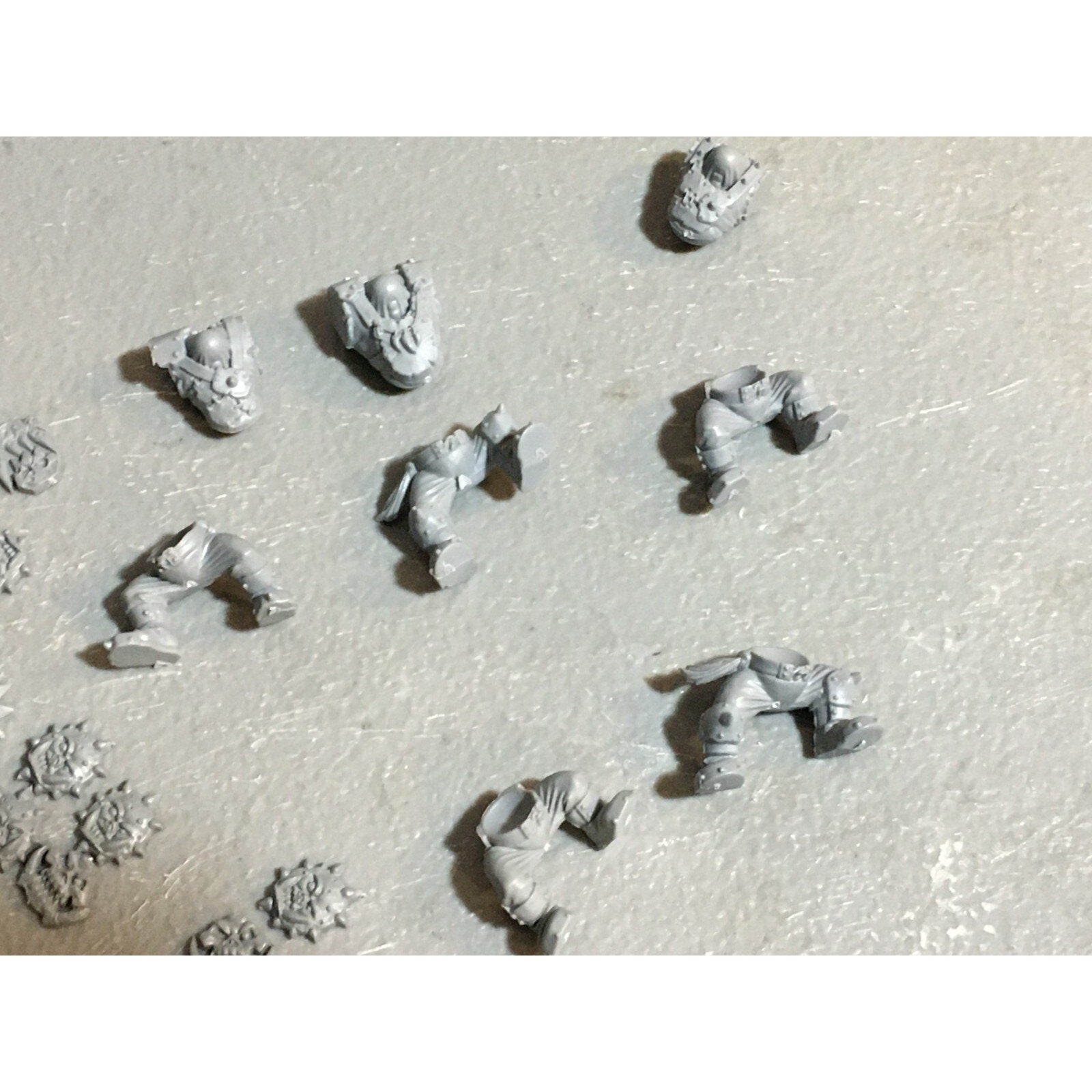 A23397 WARHAMMER FANTASY ORCS & GOBLINS BITS LOT ORC TORSOS LEGS ICONS GW