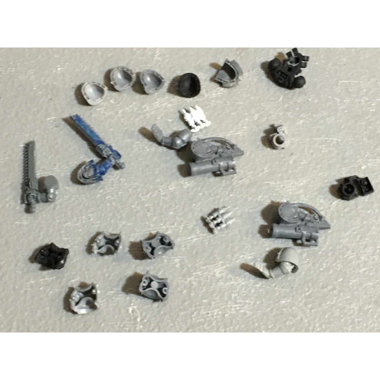 A23089 WARHAMMER 40K SPACE MARINES BITS LOT MIXED MISSILE TORSOS SHOULDERS GW