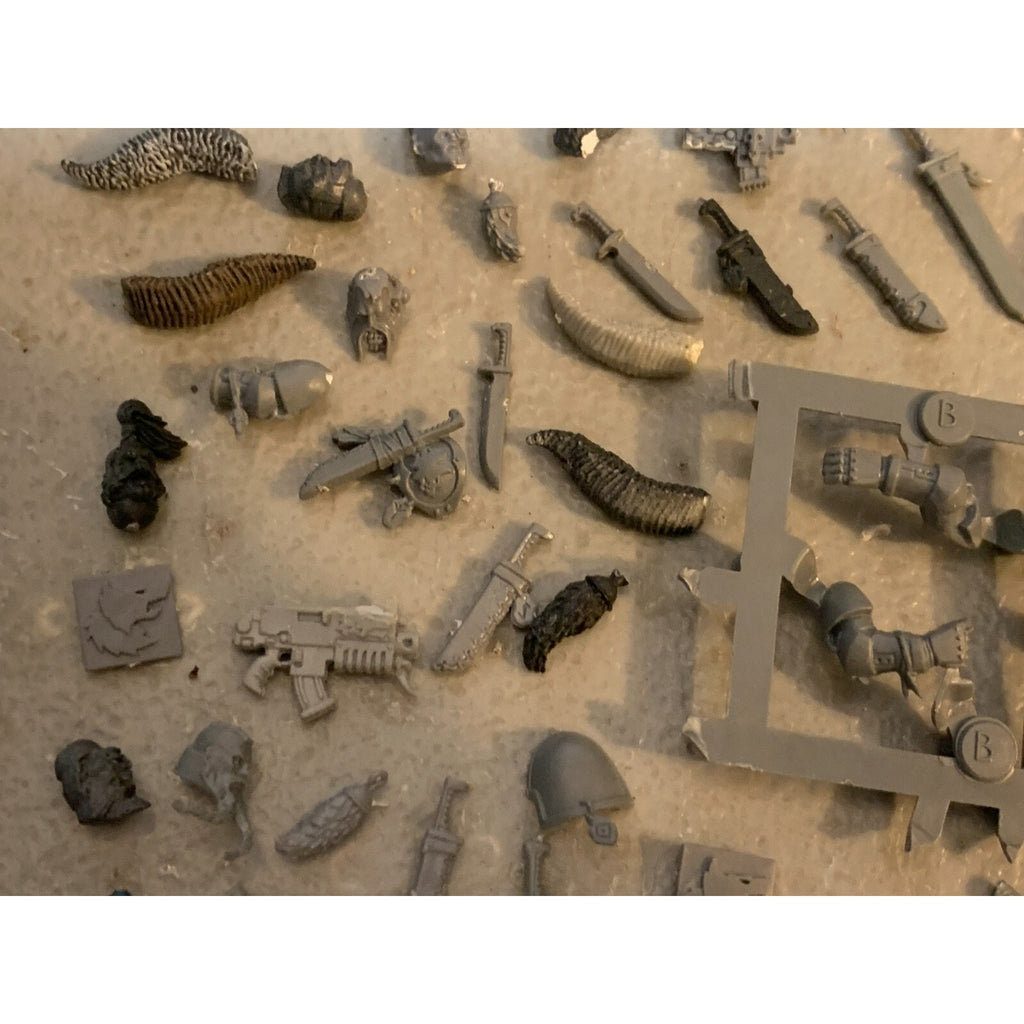 A23325 WARHAMMER 40K SPACE MARINES BITS LOT SPACE WOLVES HEADS TAILS KNIVES GW