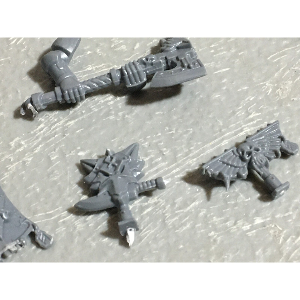 A22560 WARHAMMER 40K SPACE MARINES WOLVES BITS LOT BANNER ACCESSORY SHIELD GW