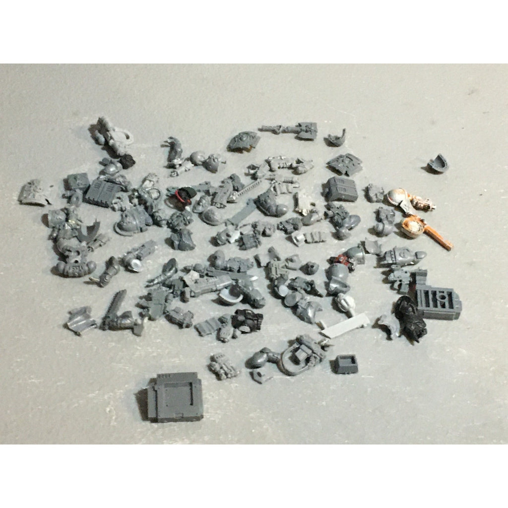 A24528 WARHAMMER 40K SPACE MARINES BITS LOT MIXED HEADS ARMS TANK GW