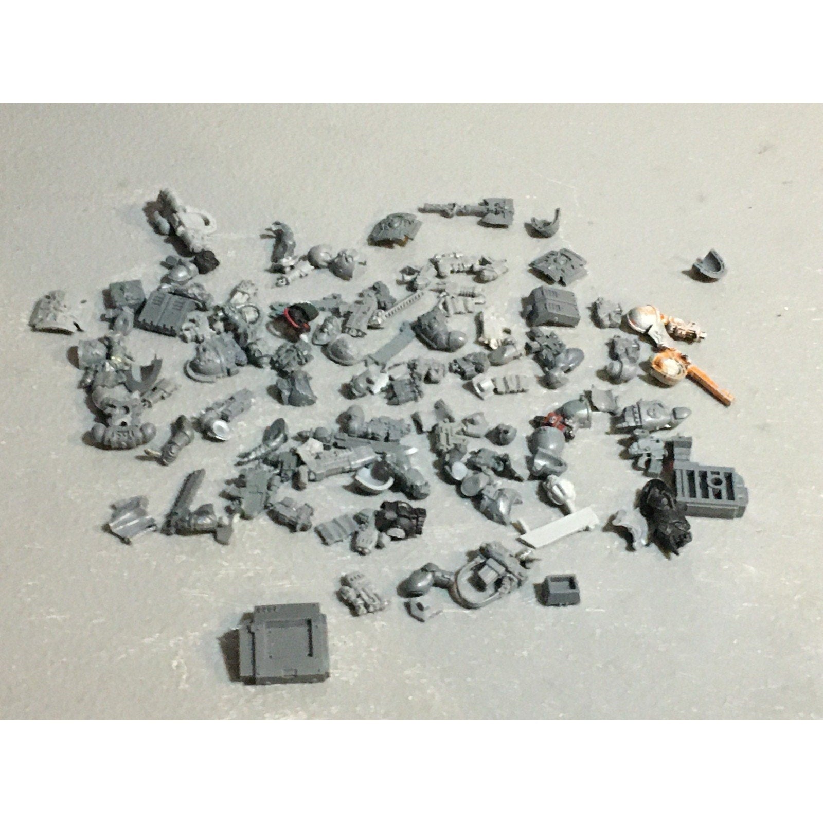 A24528 WARHAMMER 40K SPACE MARINES BITS LOT MIXED HEADS ARMS TANK GW