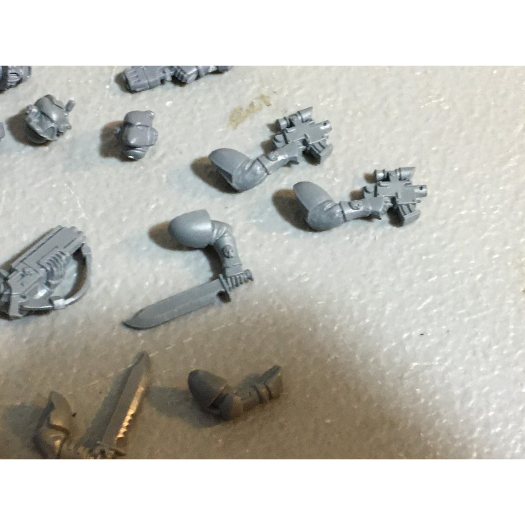 A27488 WARHAMMER 40K SPACE MARINES BITS LOT ARMS HEADS SCOUT GW
