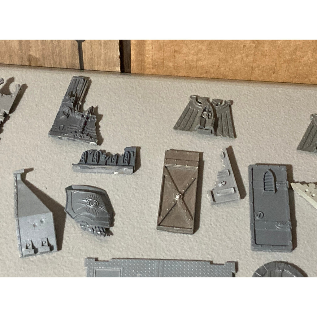 A19165 WARHAMMER 40K LARGE TERRAIN BITS LOT DOORS DROP POD SPACE MARINES TANK