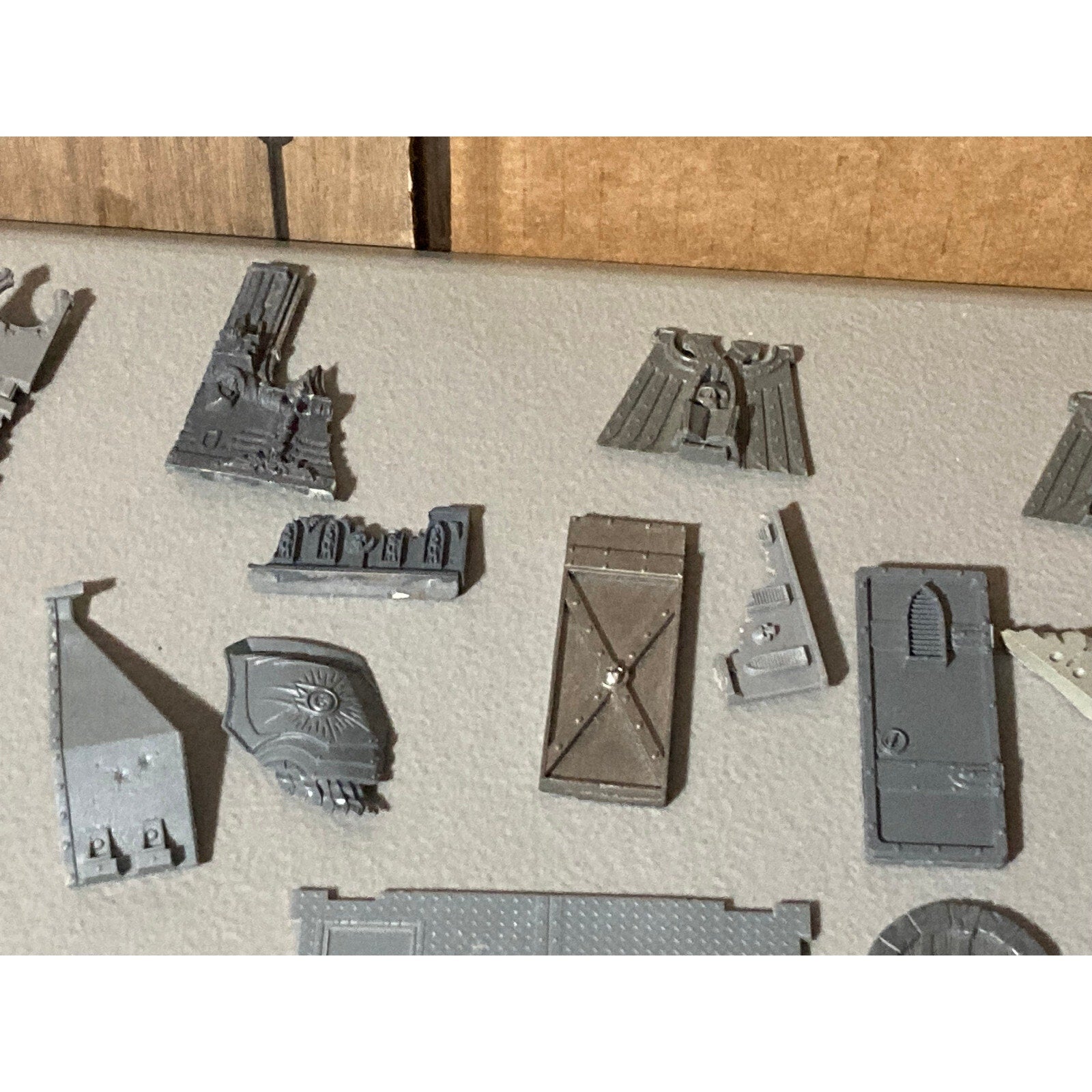 A19165 WARHAMMER 40K LARGE TERRAIN BITS LOT DOORS DROP POD SPACE MARINES TANK