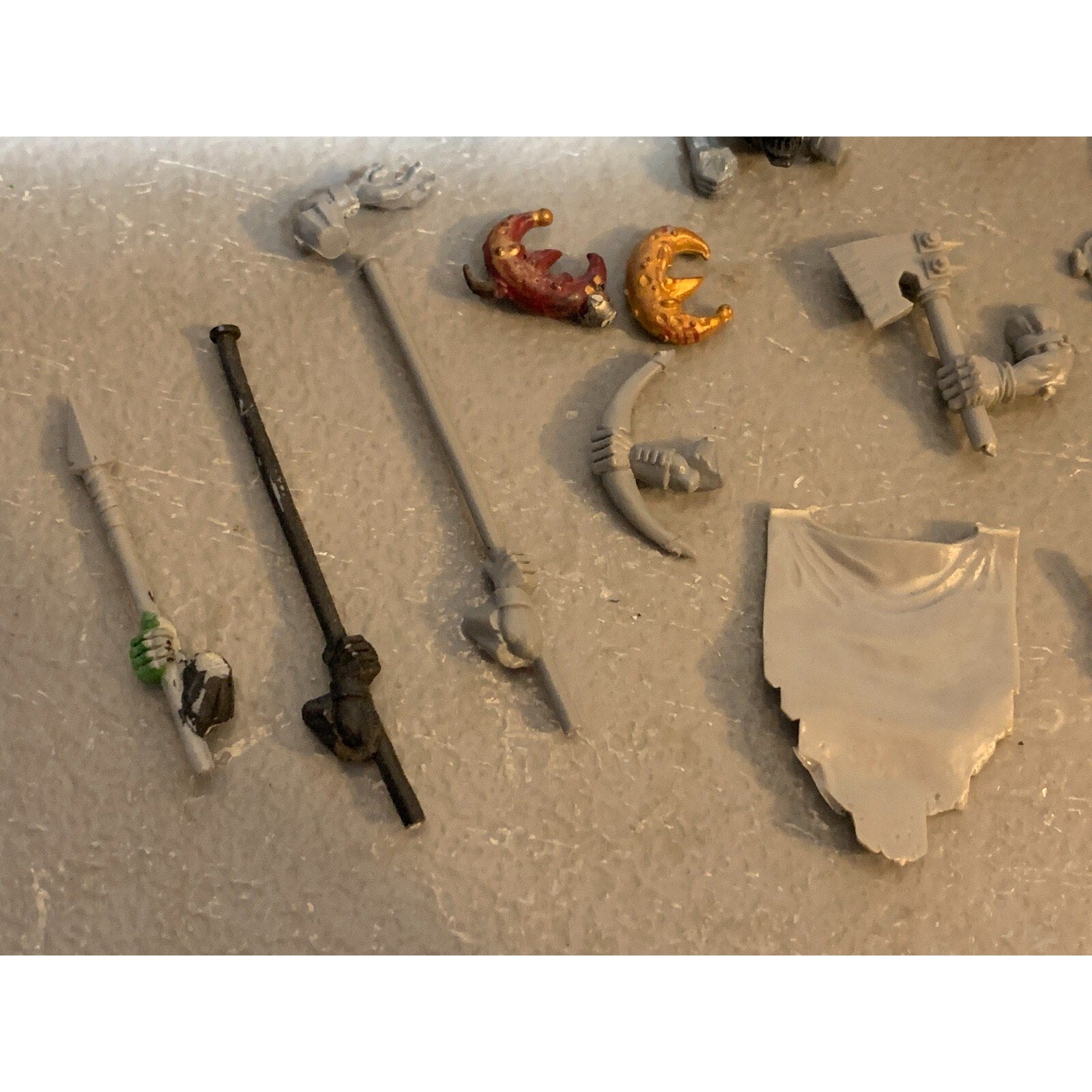 A23337 WARHAMMER FANTASY AOS ORCS GOBLINS BITS LOT SHIELDS ARMS STANDARD GW