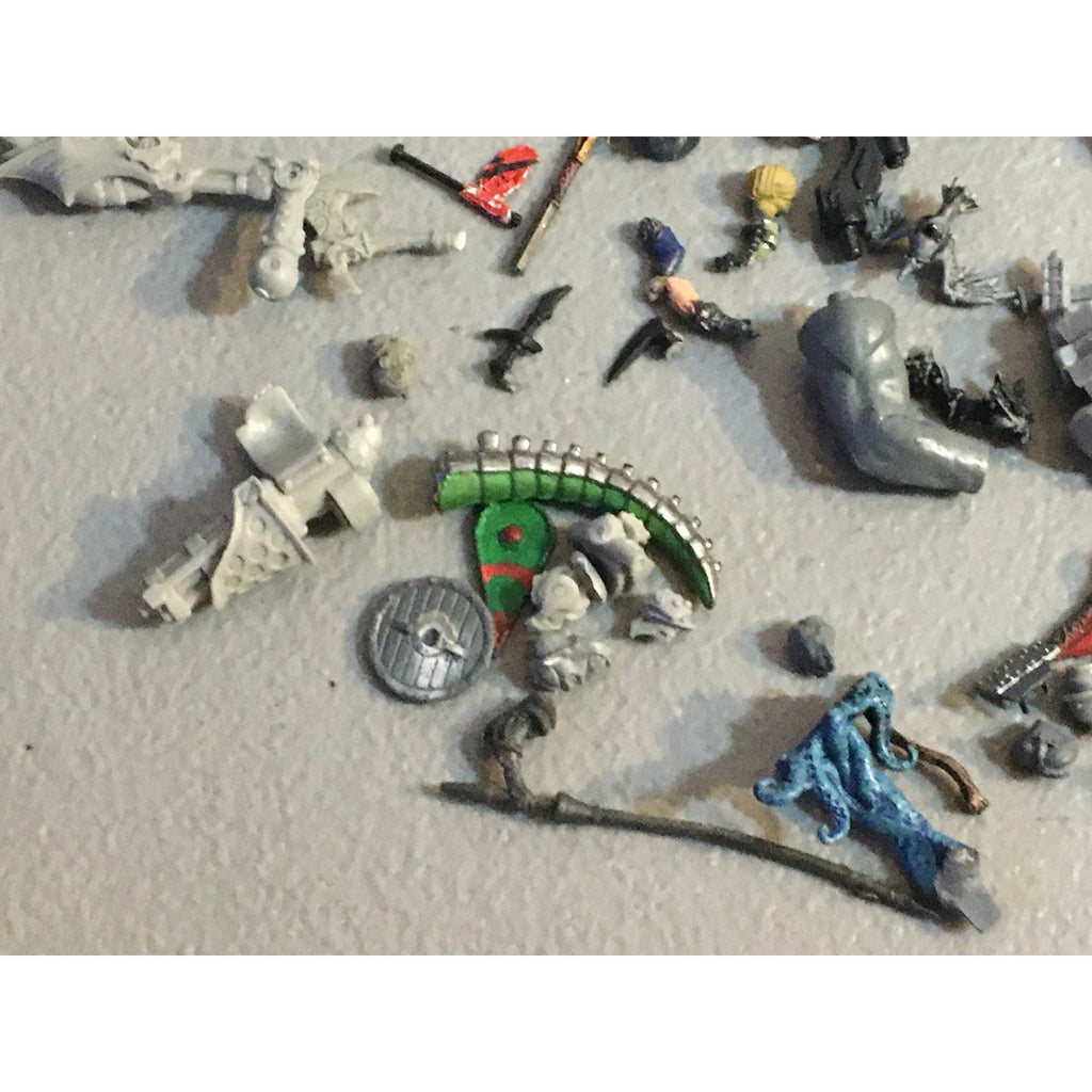 A32579 UNKNOWN PLASTIC MINIATURES BITS LOT FANTASY SCI-FI FUTURISTIC