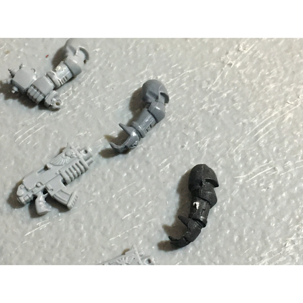 A23076 WARHAMMER 40K SPACE MARINES BITS LOT BOLTERS ARMS GAMES WORKSHOP GW