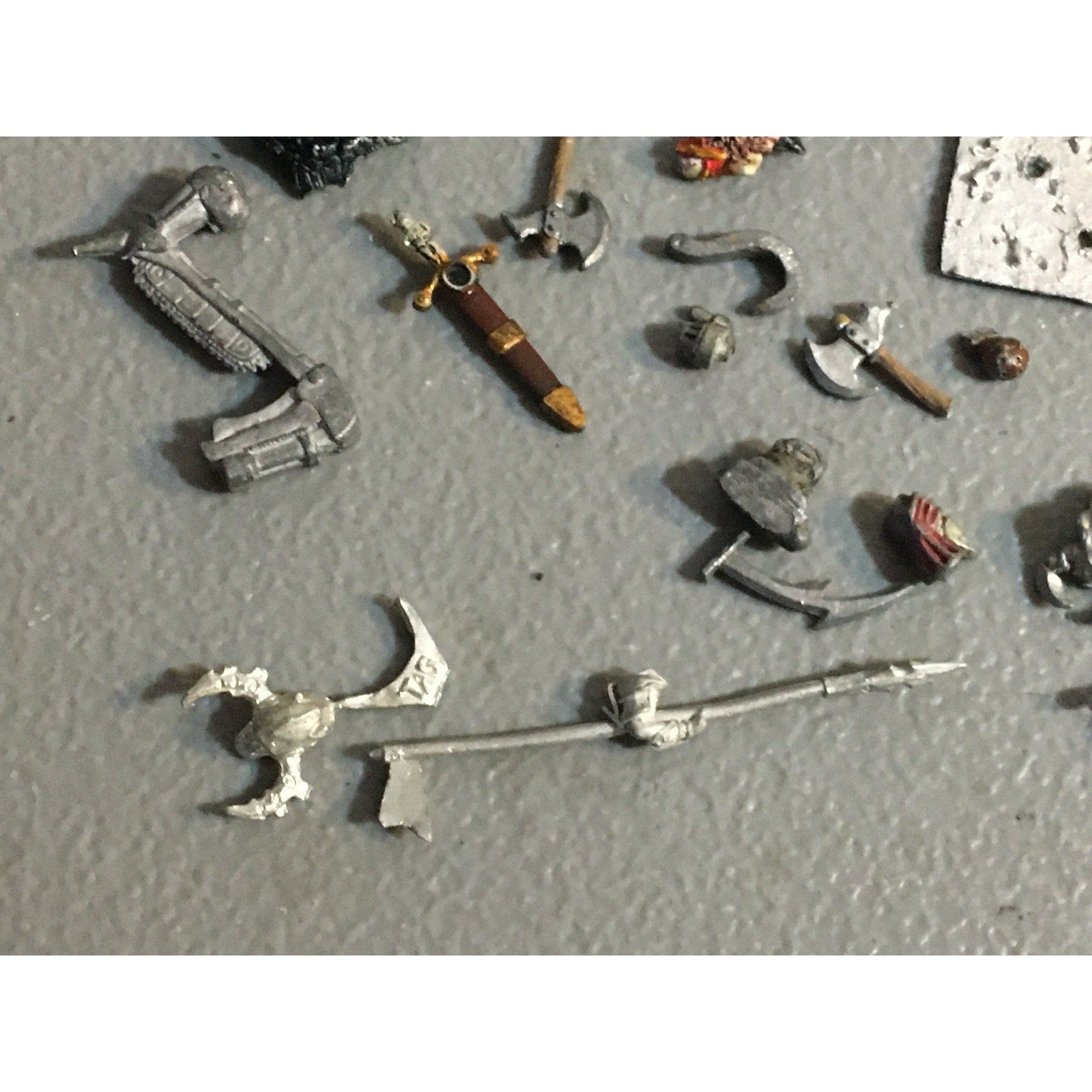 A32590 UNKNOWN MINIATURES METAL BITS LOT SKULL PILE ARM WEAPON CREATURE HEAD