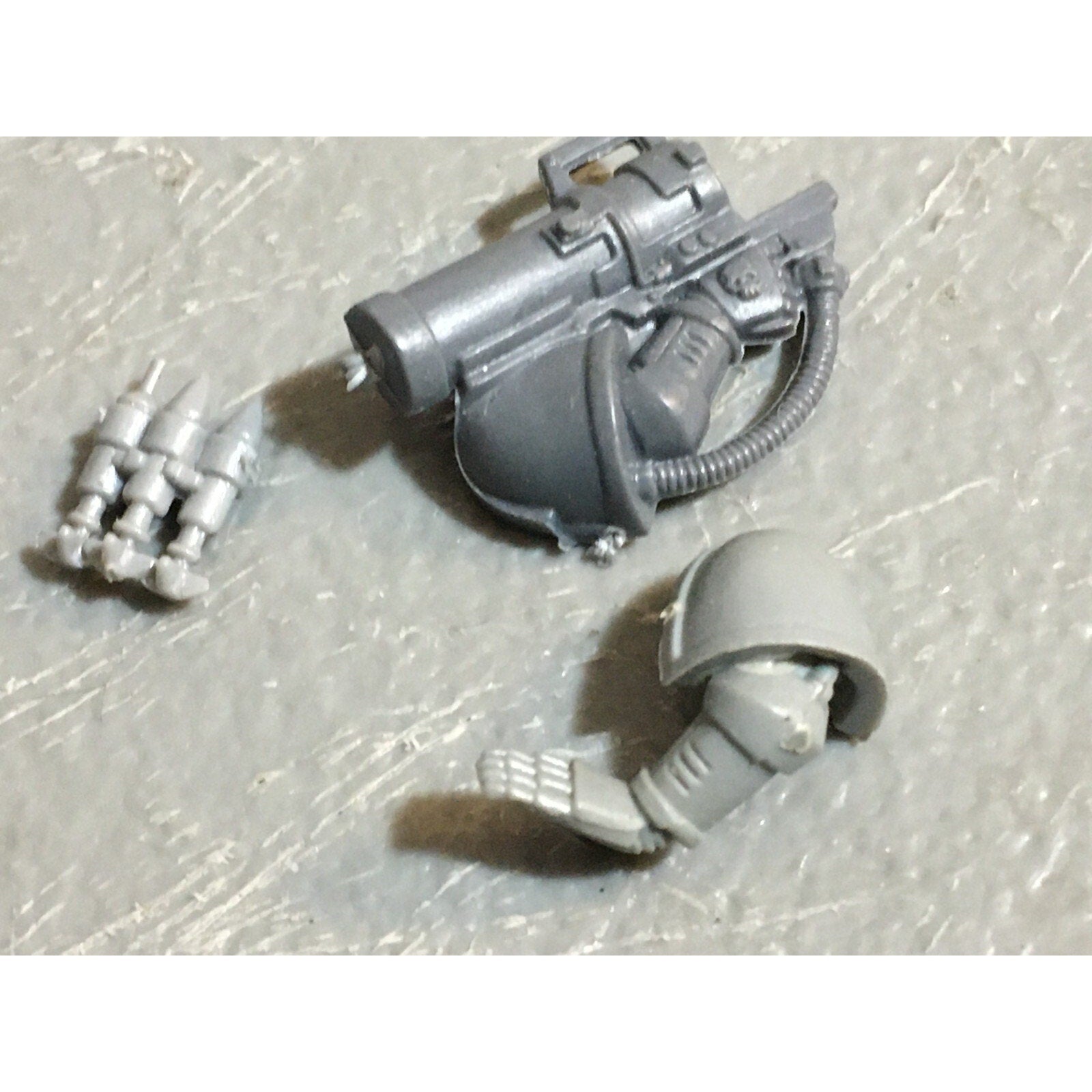 A23089 WARHAMMER 40K SPACE MARINES BITS LOT MIXED MISSILE TORSOS SHOULDERS GW