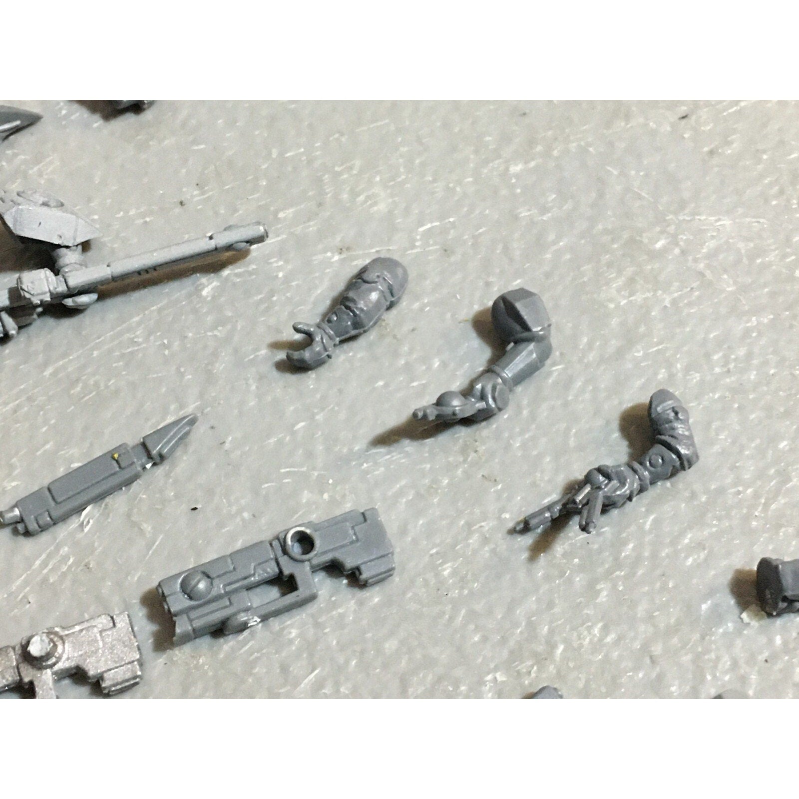 A23150 WARHAMMER 40K TAU EMPIRE BITS LOT FIRE WARRIORS GUNS HEADS ARMS GW