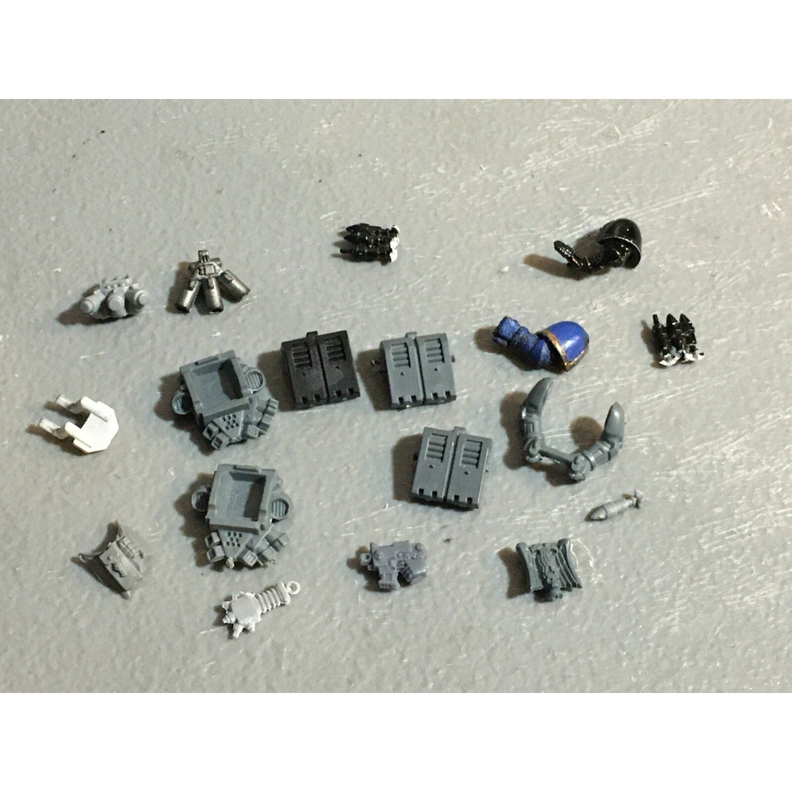 A23266 WARHAMMER 40K SPACE MARINES BITS LOT MIXED VEHICLE BACKPACK GW
