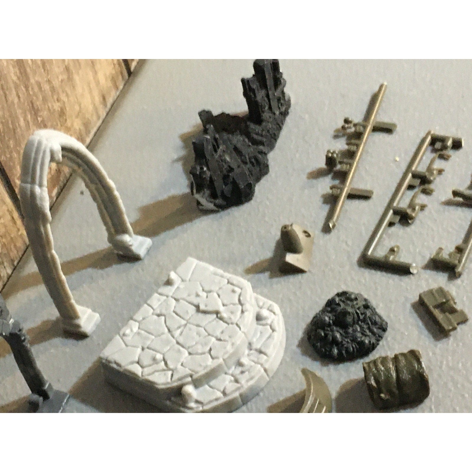 A32572 UNKNOWN MINIATURES PLASTIC MINIATURES LOT TERRAIN ARCH WALL DOORWAY