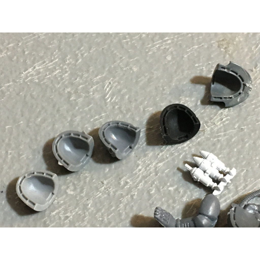 A23089 WARHAMMER 40K SPACE MARINES BITS LOT MIXED MISSILE TORSOS SHOULDERS GW