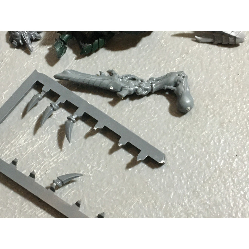 A22319 WARHAMMER 40K TYRANIDS BITS LOT MIXED GAMES WORKSHOP GW