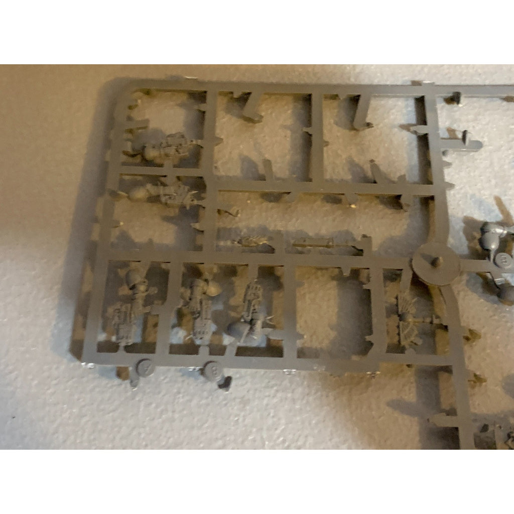 A28642 WARHAMMER 40K MARINES SPACE WOLVES FIRSTBORN HEADS ARMS BITS LO ...