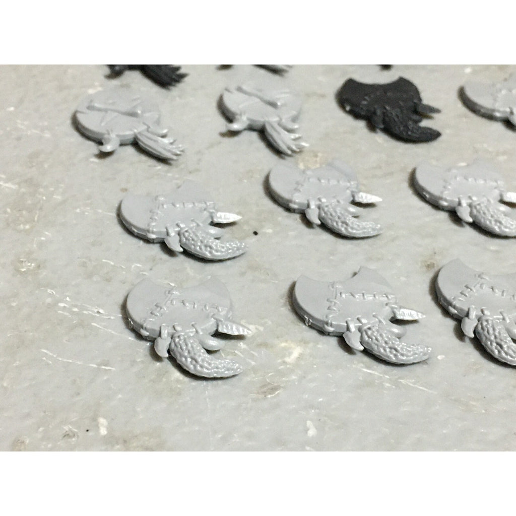 A22626 WARHAMMER FANTASY ORCS & GOBLINS BITS LOT GOBLIN SHIELD GAMES WORKSHOP GW