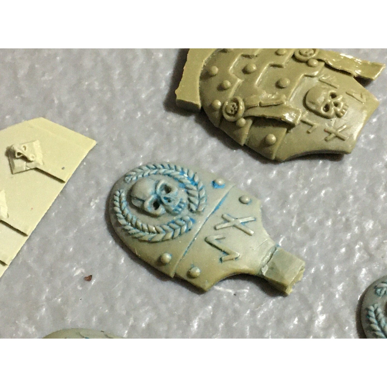 A22425 WARHAMMER 40K FORGEWORLD SPACE WOLVES PLATES ACCESSORY BITS LOT