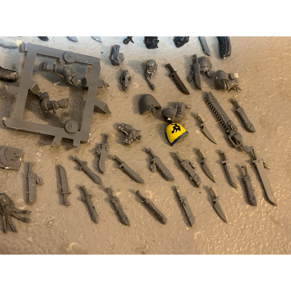 A23325 WARHAMMER 40K SPACE MARINES BITS LOT SPACE WOLVES HEADS TAILS KNIVES GW