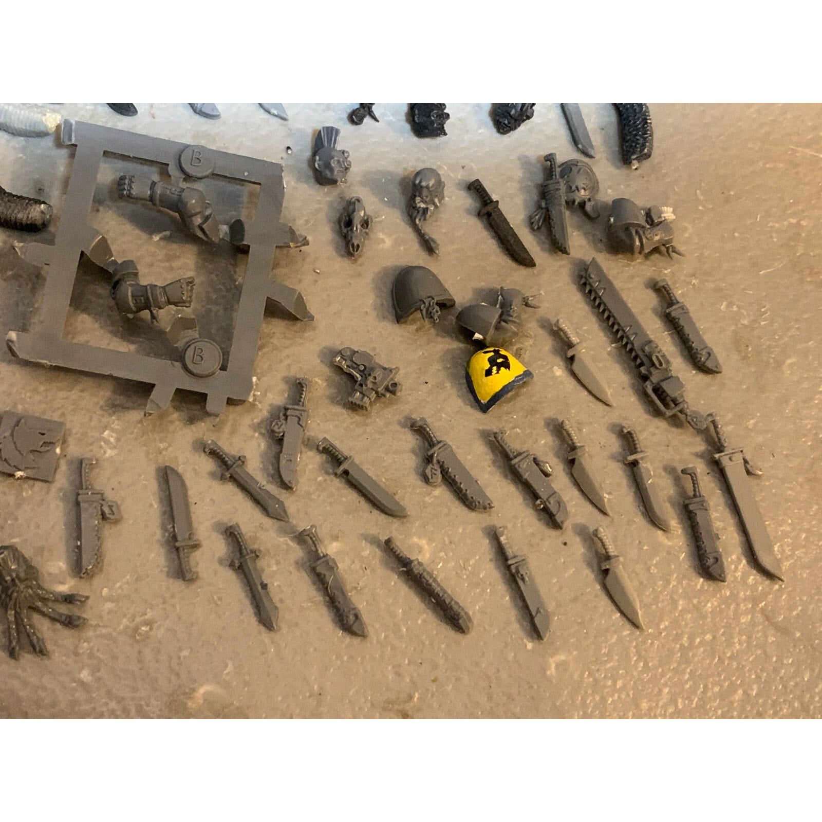 A23325 WARHAMMER 40K SPACE MARINES BITS LOT SPACE WOLVES HEADS TAILS KNIVES GW