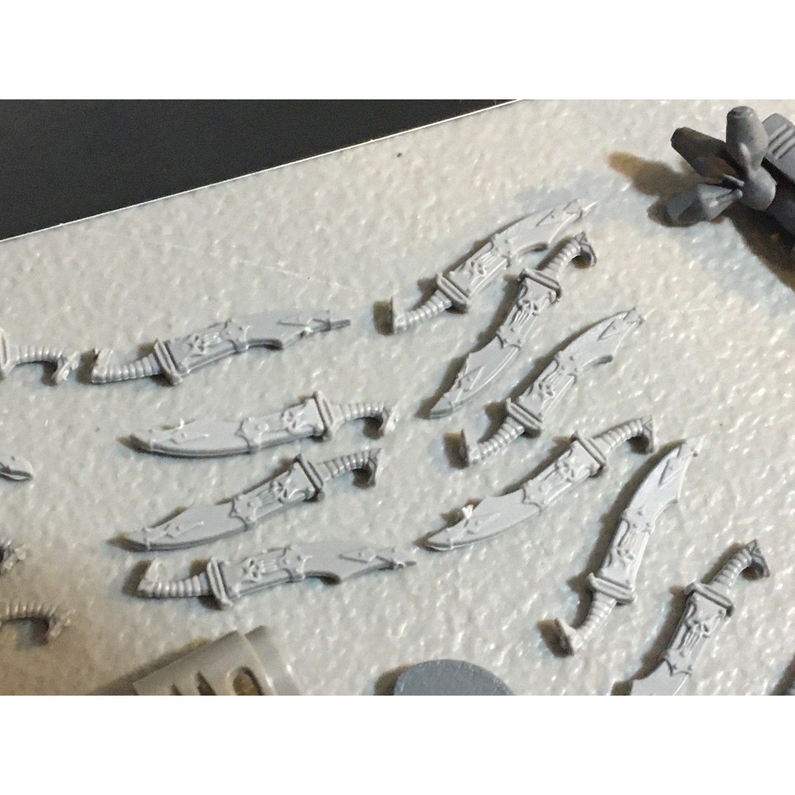 A33594 WARHAMMER 40K MIXED BITS LOT ELDAR CHAOS SWORD DOZER BANNER GW