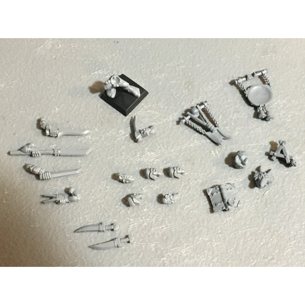 A23447 WARHAMMER FANTASY SKAVEN BITS LOT MIXED CLANRAT PLAGUE MONK RUNNER GW
