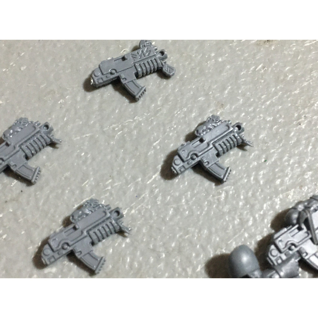 A22555 WARHAMMER 40K SPACE MARINES WOLVES BITS LOT BOLTERS CHAINSWORDS GW