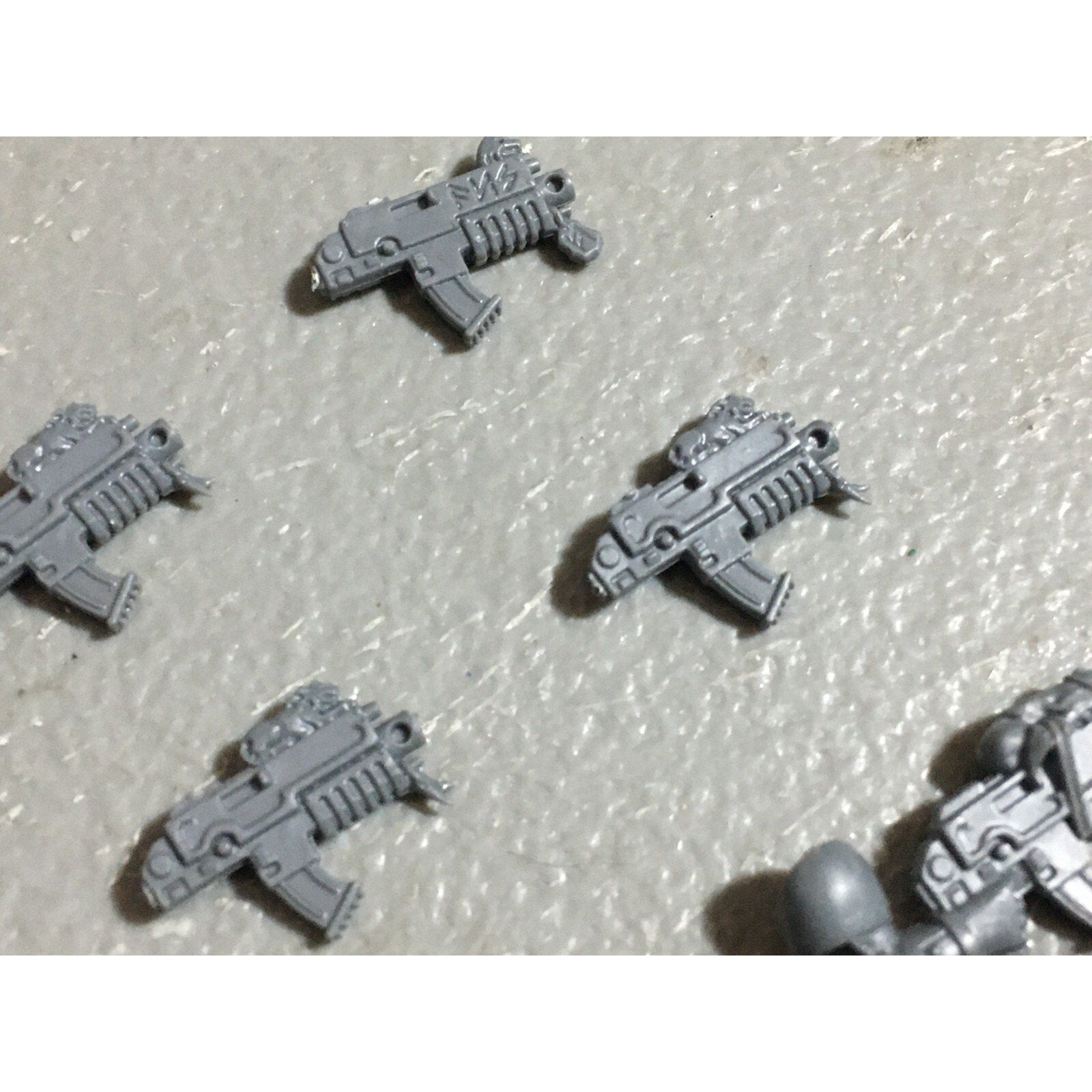 A22555 WARHAMMER 40K SPACE MARINES WOLVES BITS LOT BOLTERS CHAINSWORDS GW
