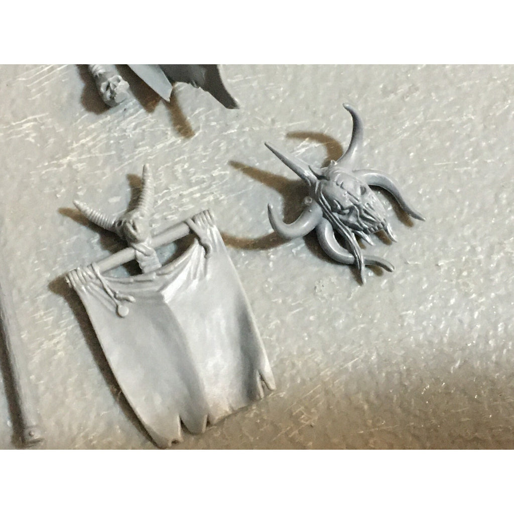 A23130 WARHAMMER FANTASY CHAOS BEASTMEN BITS LOT GORS BANNERS ARMS GW