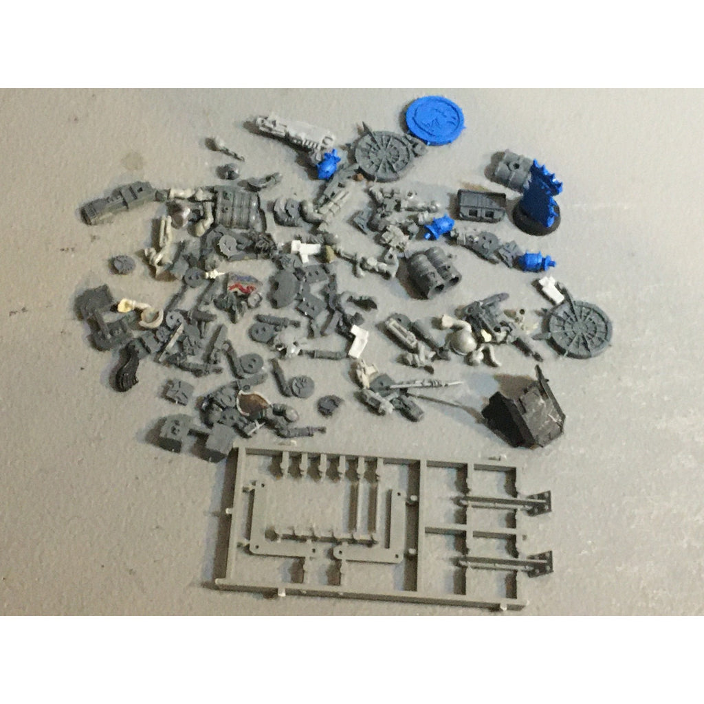 A32582 WARHAMMER 40K FANTASY RANDOM BITS LOT PLASTIC ICONS SPACE MARINES GUARD