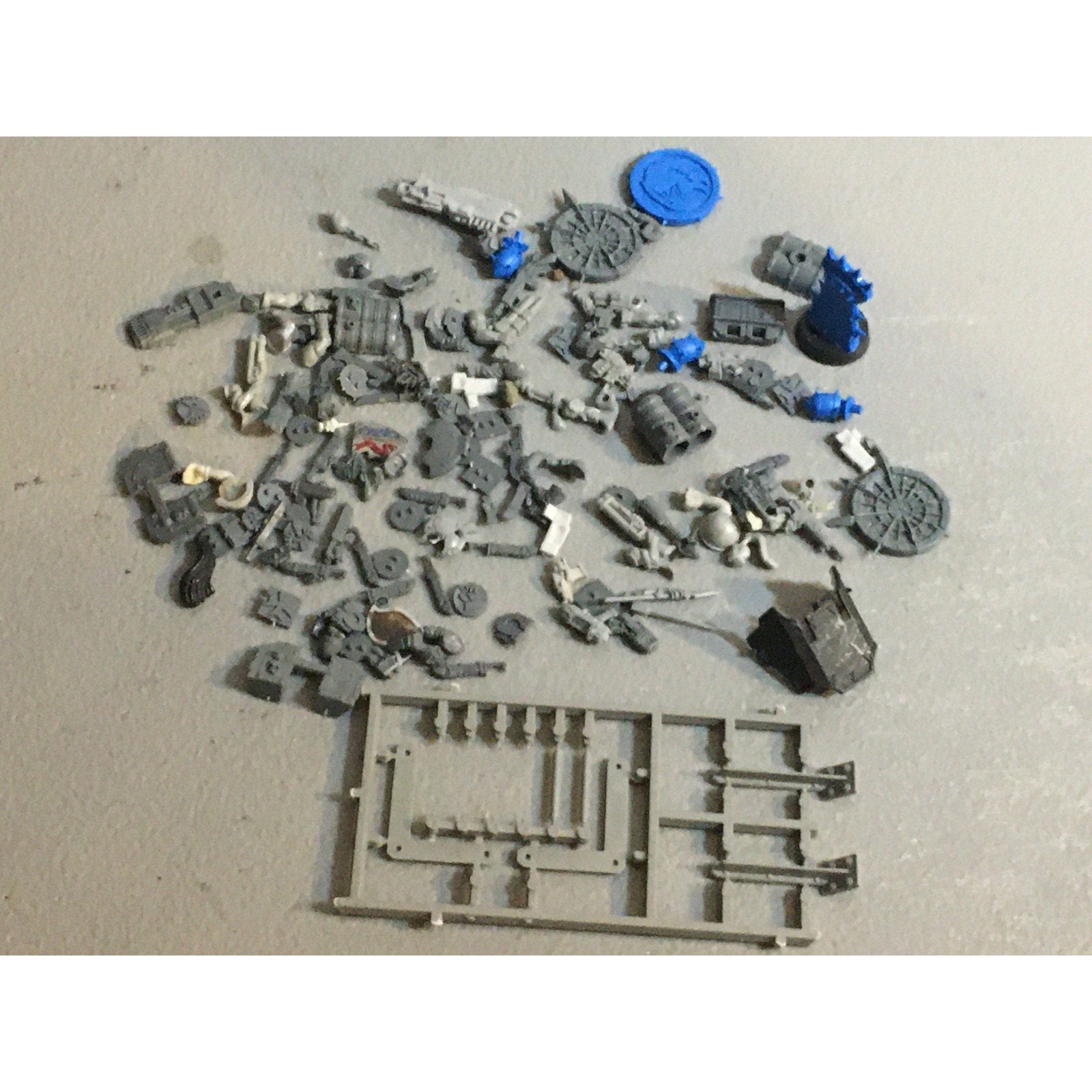 A32582 WARHAMMER 40K FANTASY RANDOM BITS LOT PLASTIC ICONS SPACE MARINES GUARD