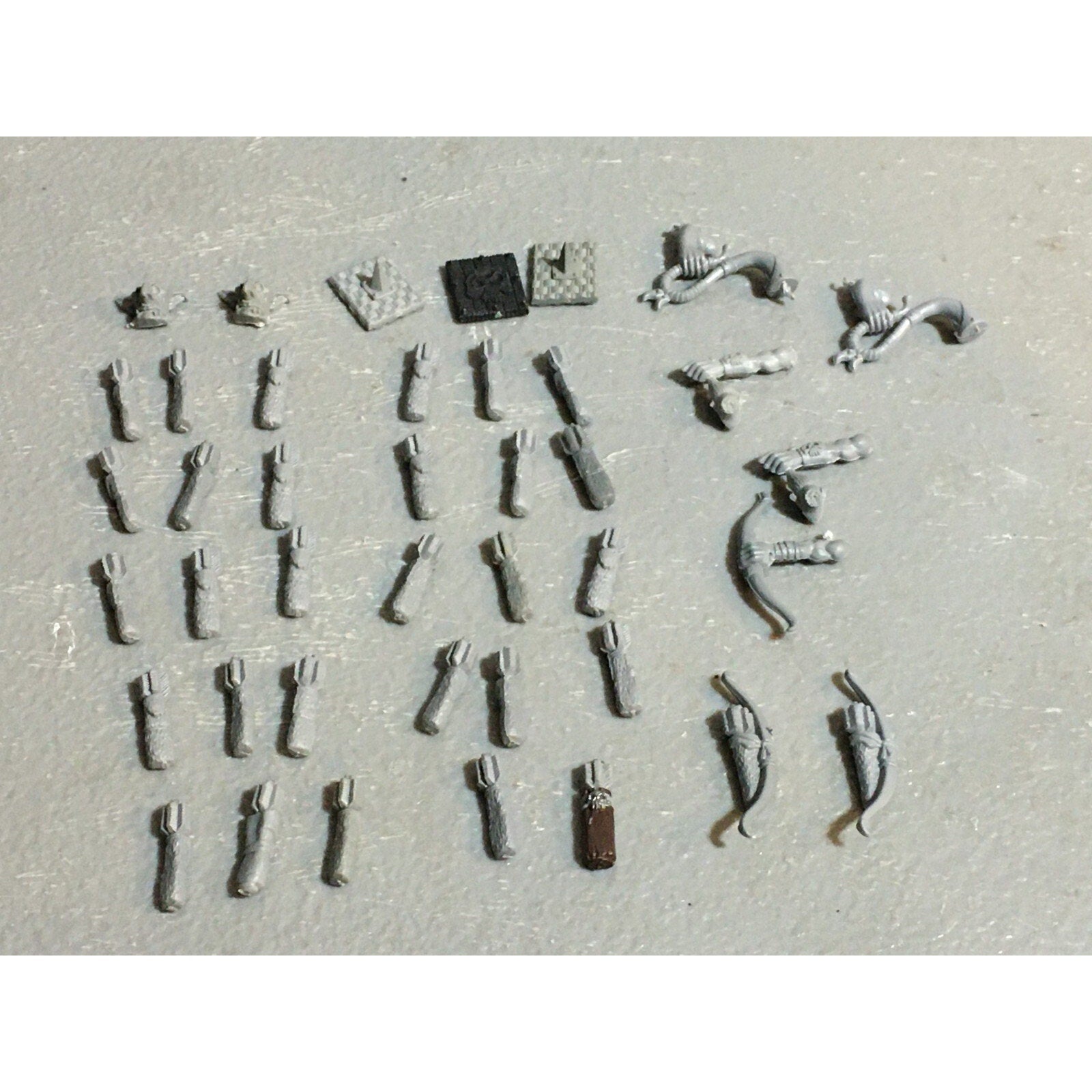 A23433 WARHAMMER FANTASY ORCS & GOBLINS BITS LOT GOBLIN QUIVERS SHIELDS HEADS GW