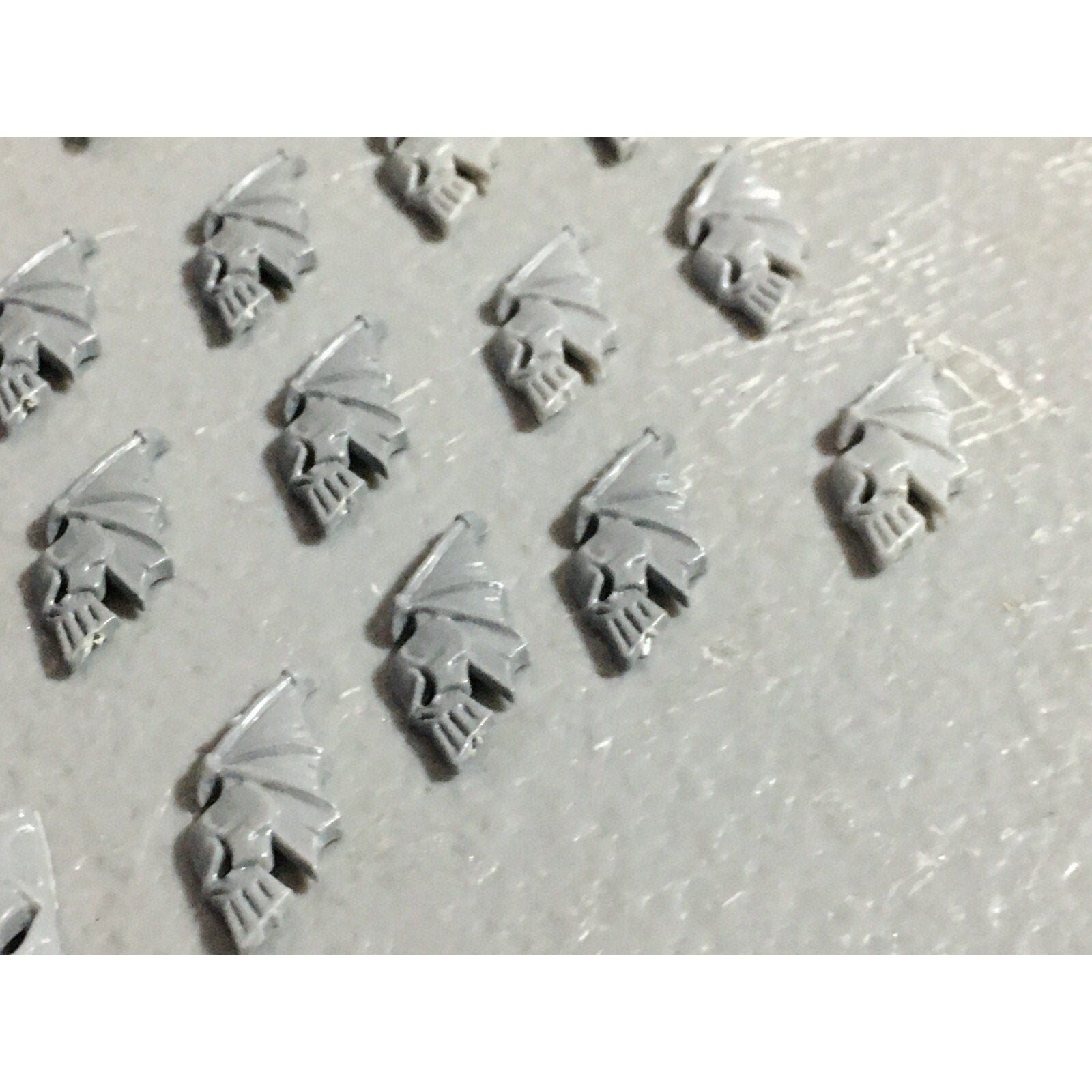 A22067 WARHAMMER FANTASY DARK ELVES BITS LOT SHIELD ICONS GAMES WORKSHOP GW