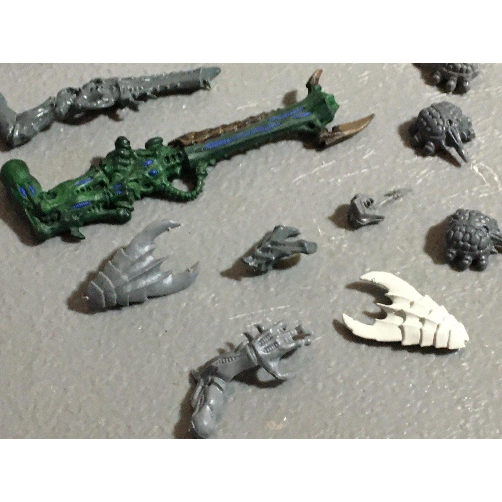 A22321 WARHAMMER 40K TYRANIDS BITS LOT MIXED GAMES WORKSHOP GW
