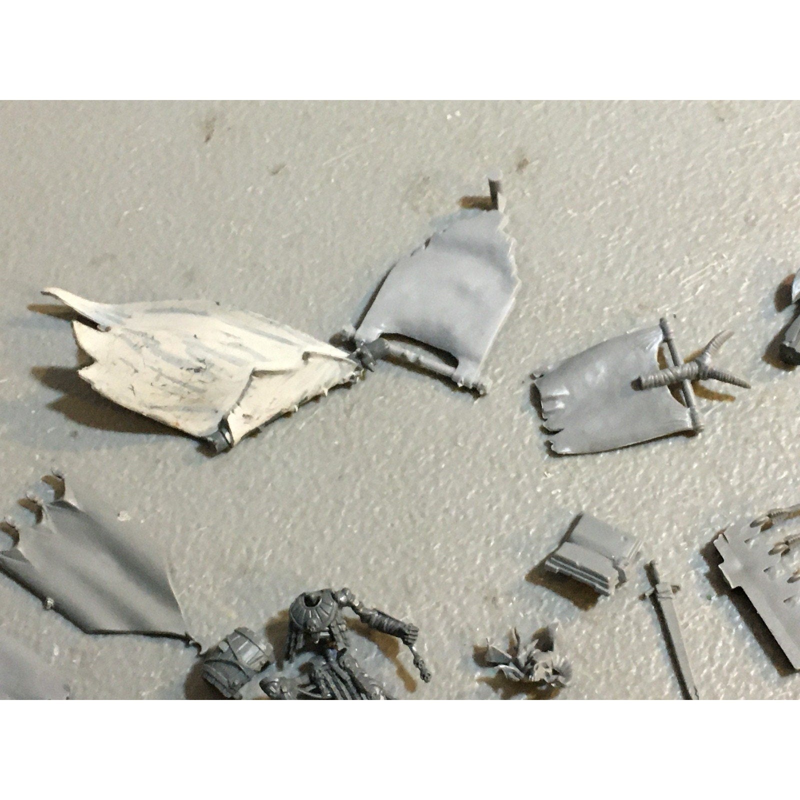 A29616 WARHAMMER FANTASY AOS MIXED BITS LOT BANNER SHIELD CLOAK GW