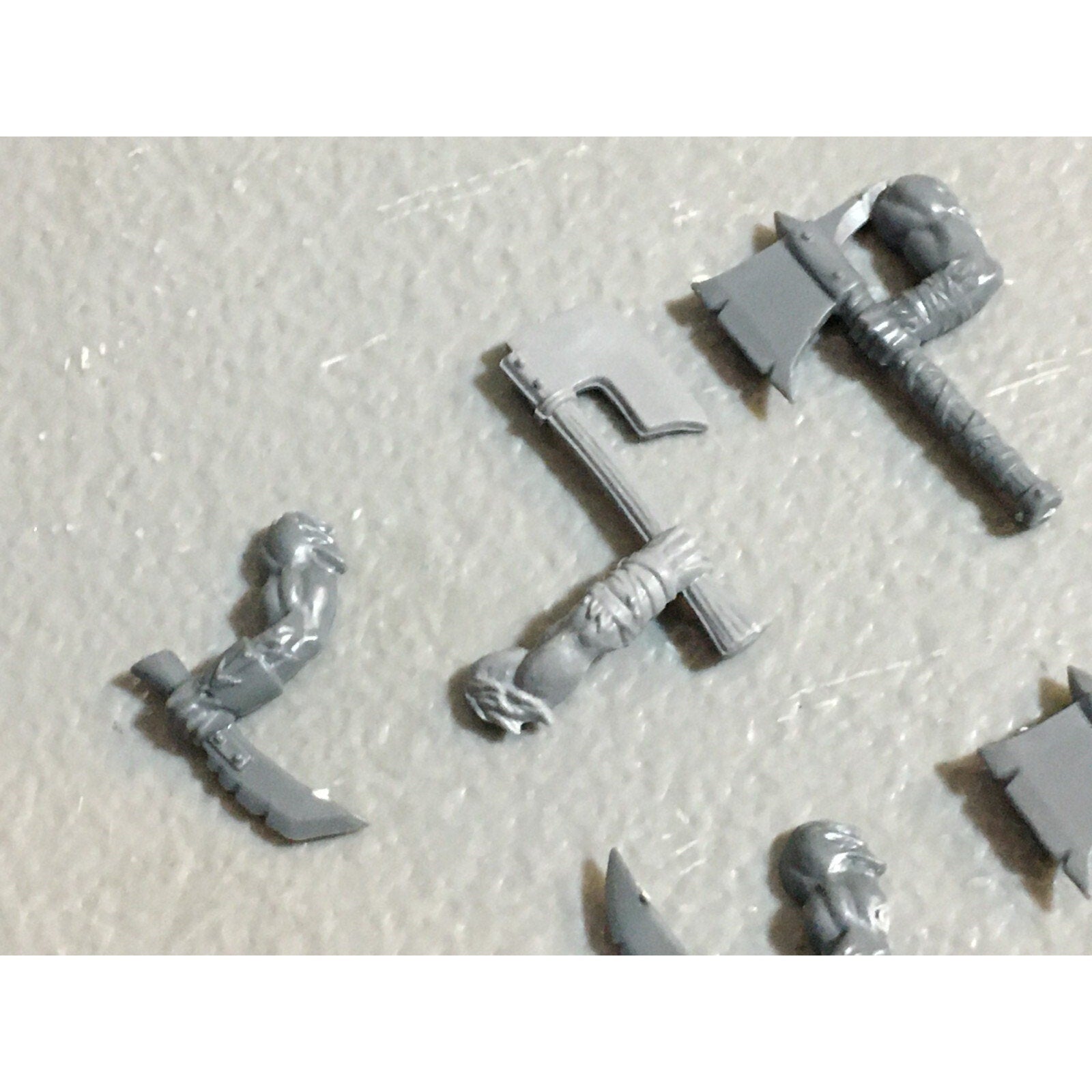 A23132 WARHAMMER FANTASY CHAOS BEASTMEN BITS LOT GORS BANNERS ARMS GW