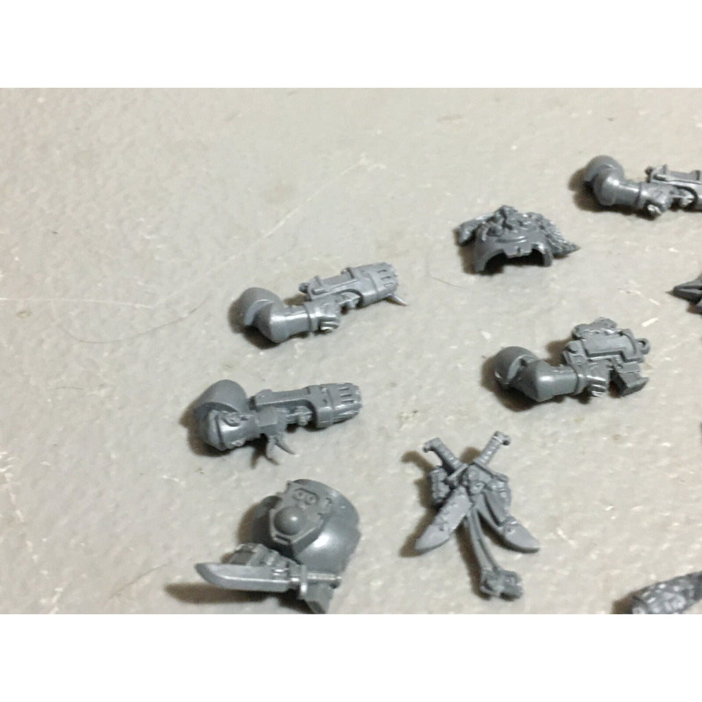 A19581 WARHAMMER 40K SPACE MARINES WOLVES BITS LOT PLASMA PISTOL HEADS KNIVES