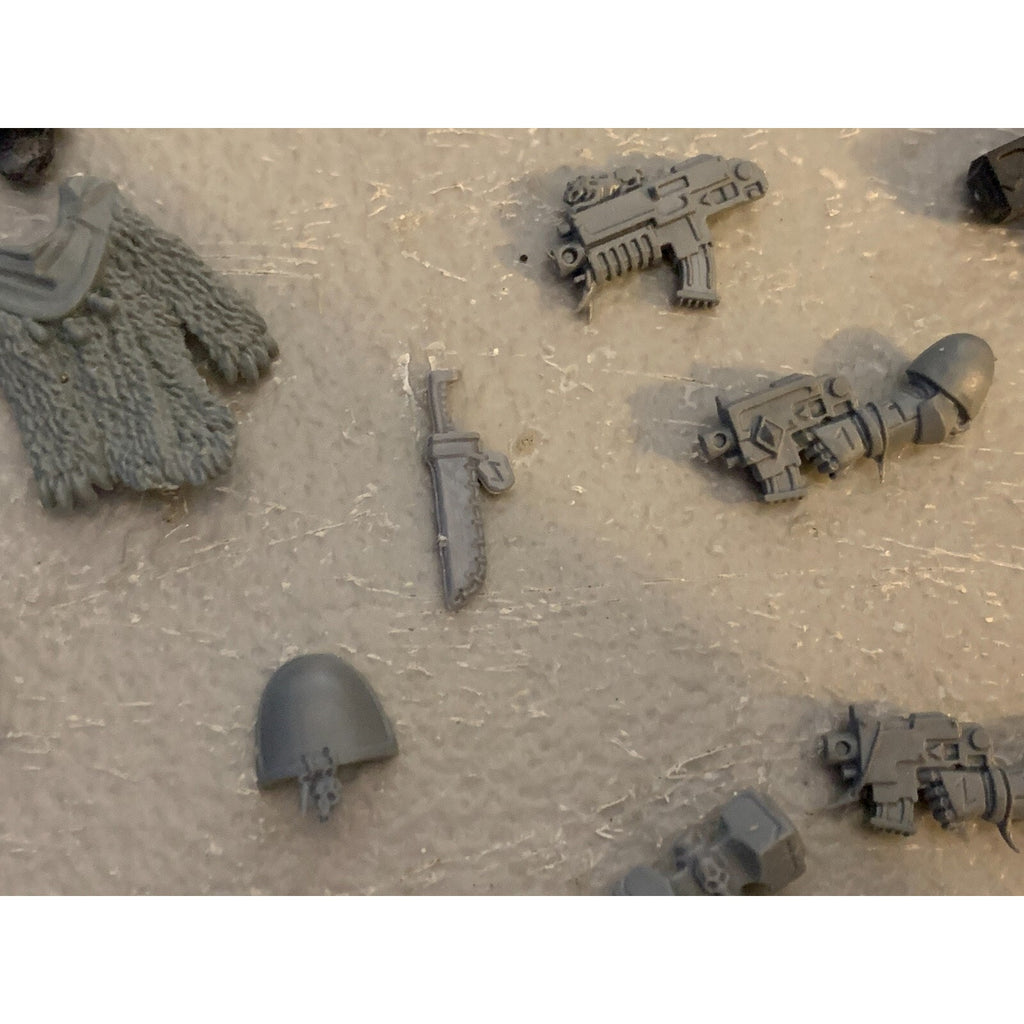 A23300 WARHAMMER 40K SPACE MARINES SPACE WOLVES BITS LOT TAIL GUNS HEADS GW