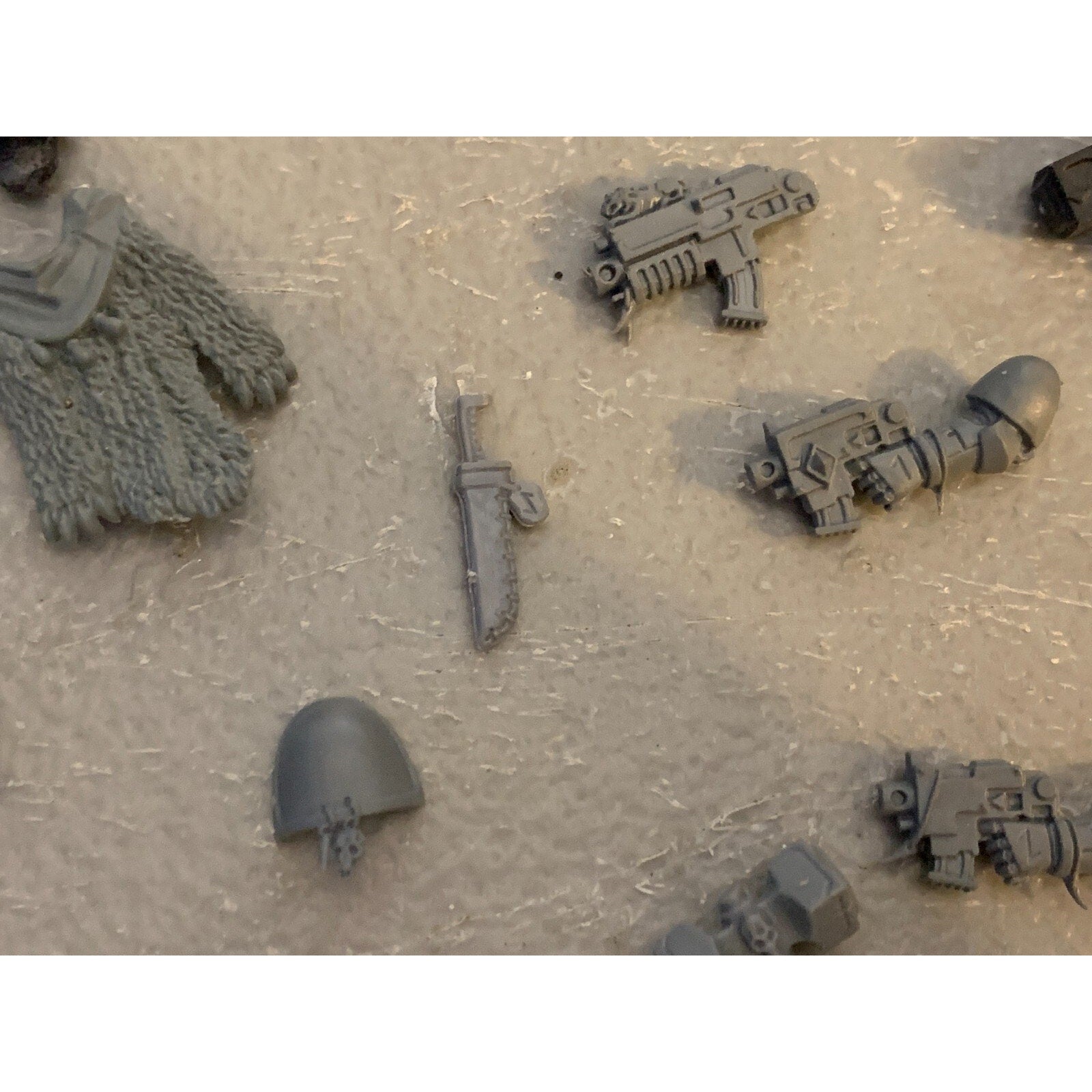 A23300 WARHAMMER 40K SPACE MARINES SPACE WOLVES BITS LOT TAIL GUNS HEADS GW