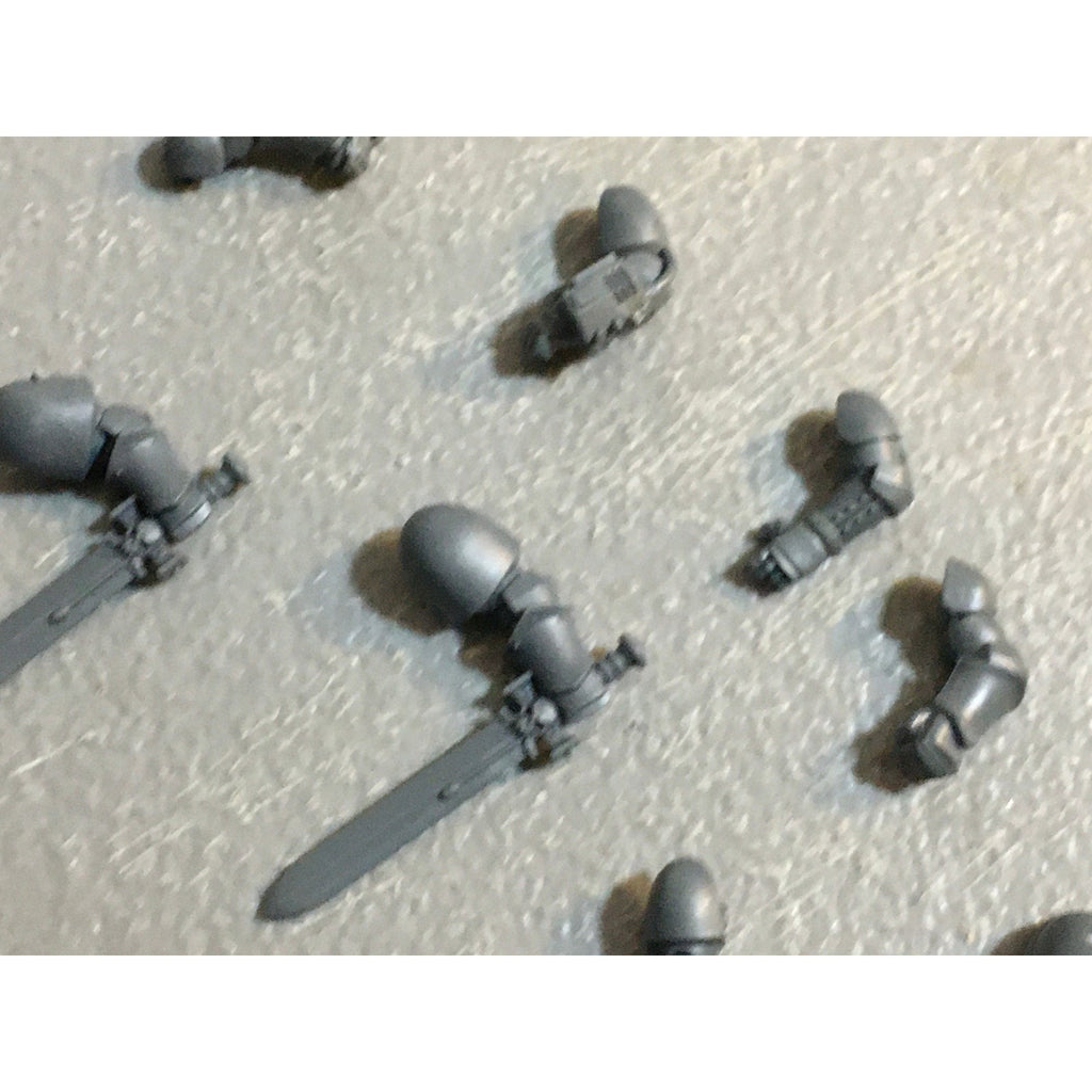 A29392 WARHAMMER 40K SPACE MARINES PRIMARIS BITS LOT ARMS PISTOL HEAVY SWORD GW