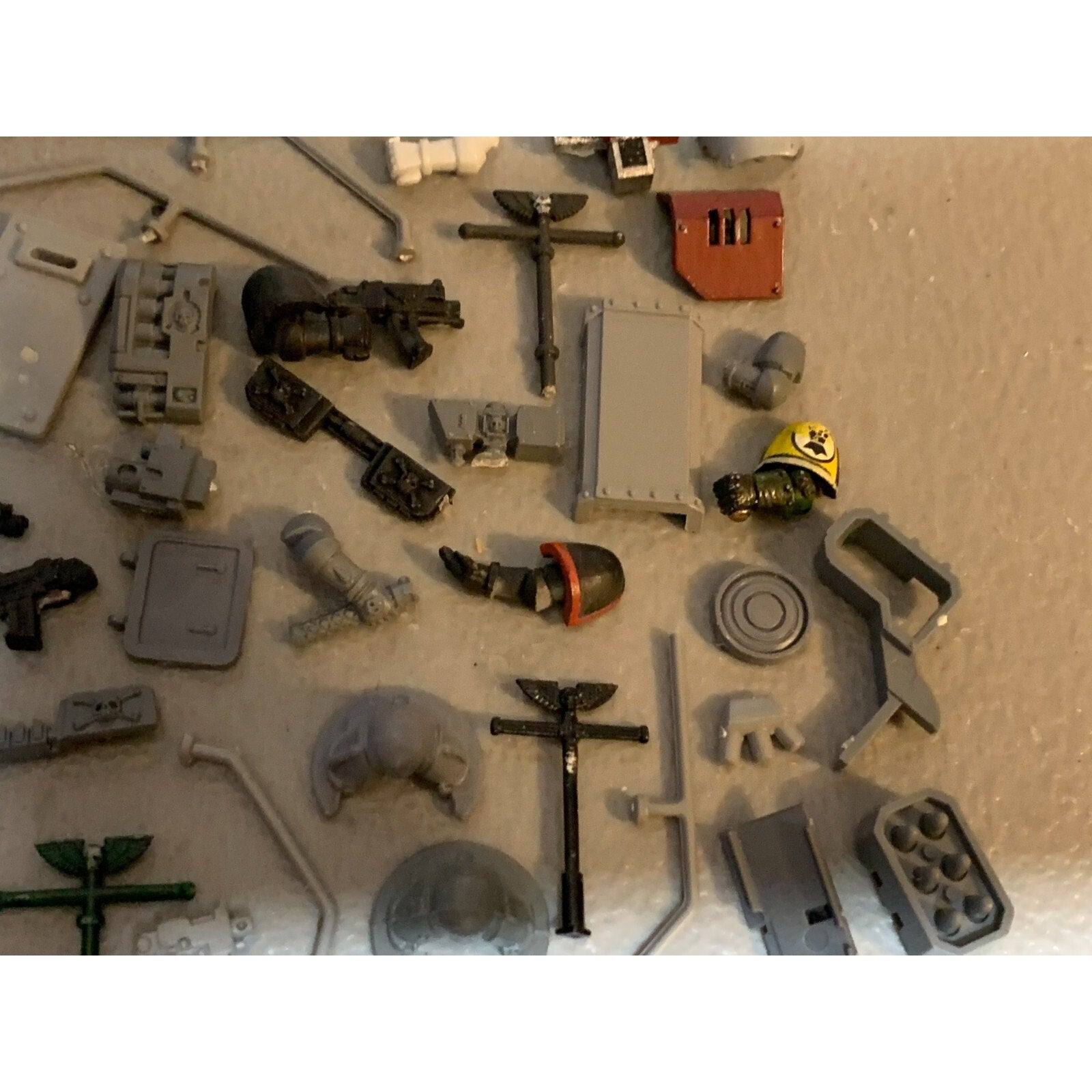 A23327 WARHAMMER 40K SPACE MARINES BITS LOT GUNS ARMS TANK STANDARD POLE GW