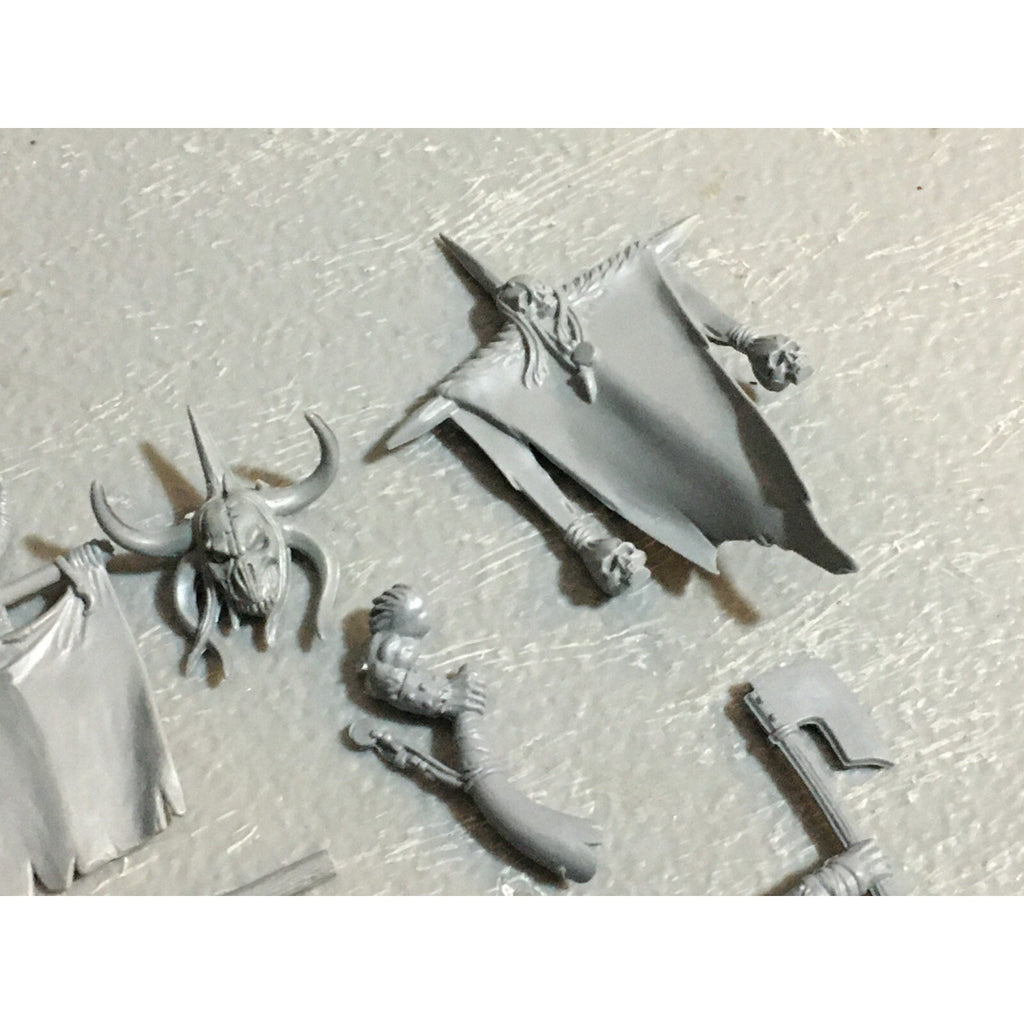 A23124 WARHAMMER FANTASY CHAOS BEASTMEN BITS LOT GORS BANNERS ARMS GW