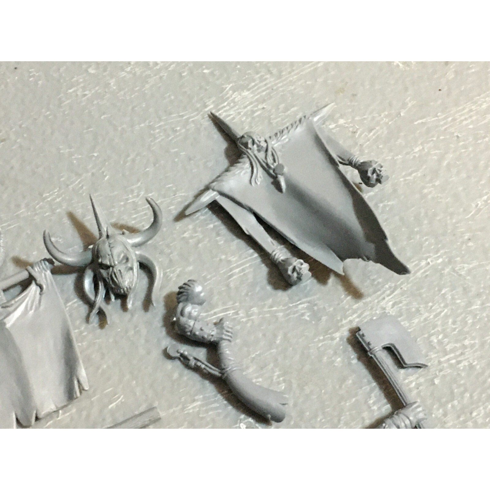 A23124 WARHAMMER FANTASY CHAOS BEASTMEN BITS LOT GORS BANNERS ARMS GW